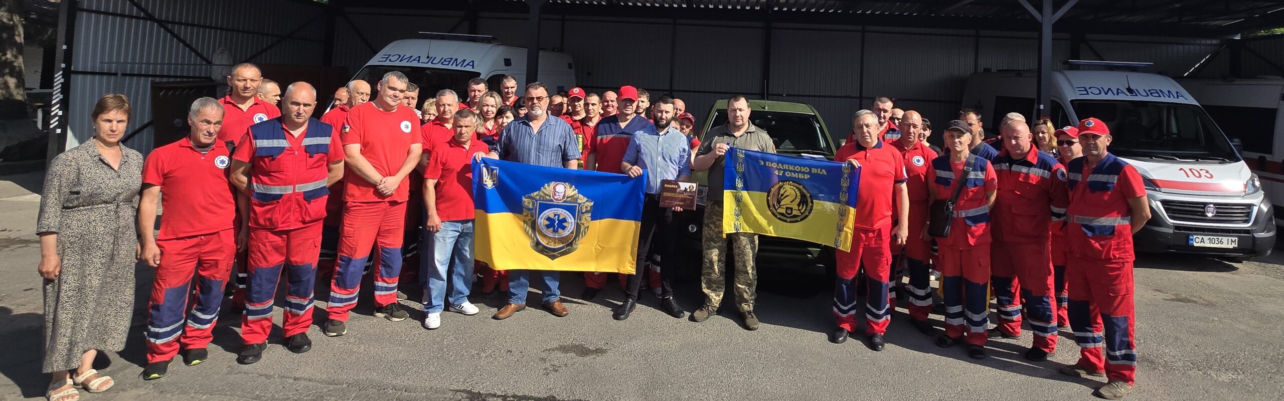 медики з Умані під час передачі авто військовим отримали прапори бригад