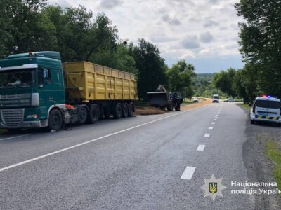 вантажівка забруднила автодорогу